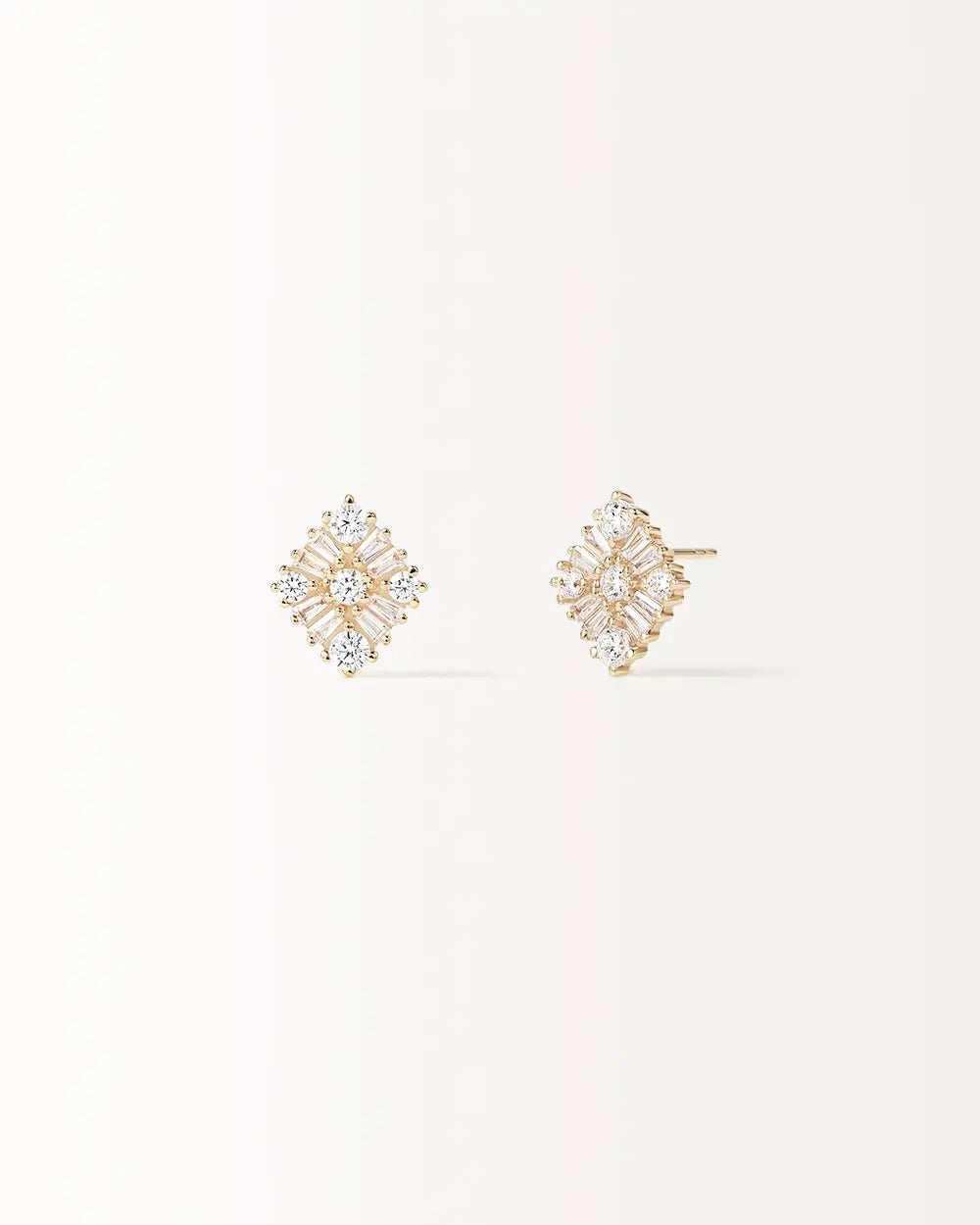 Boucles d'oreilles puces Miroir en or jaune, losange de pierres rondes et baguettes, vue de face