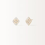 Boucles d'oreilles puces Miroir en or jaune, losange de pierres rondes et baguettes, vue de face
