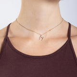 Collier Initiale M porté