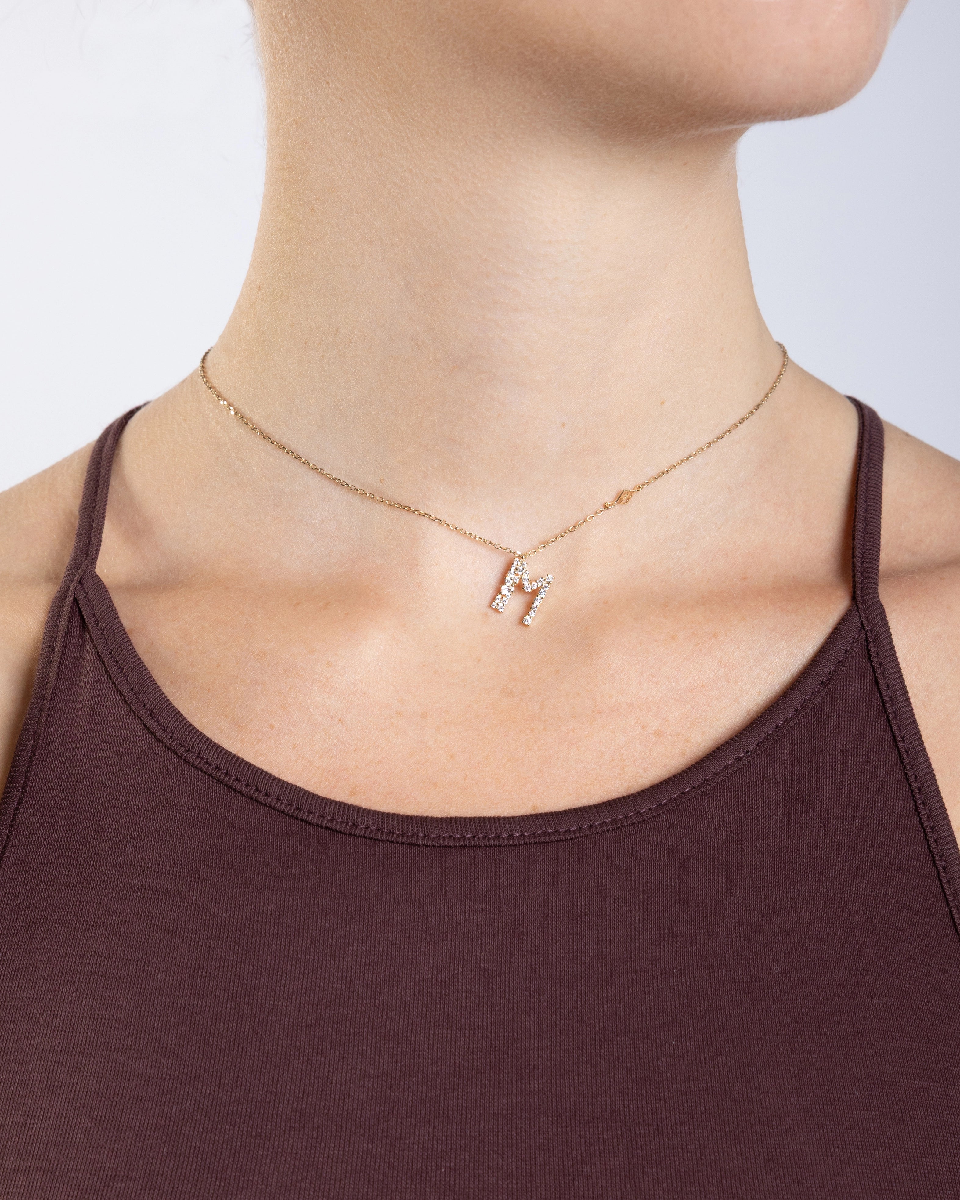 Collier Initiale M porté
