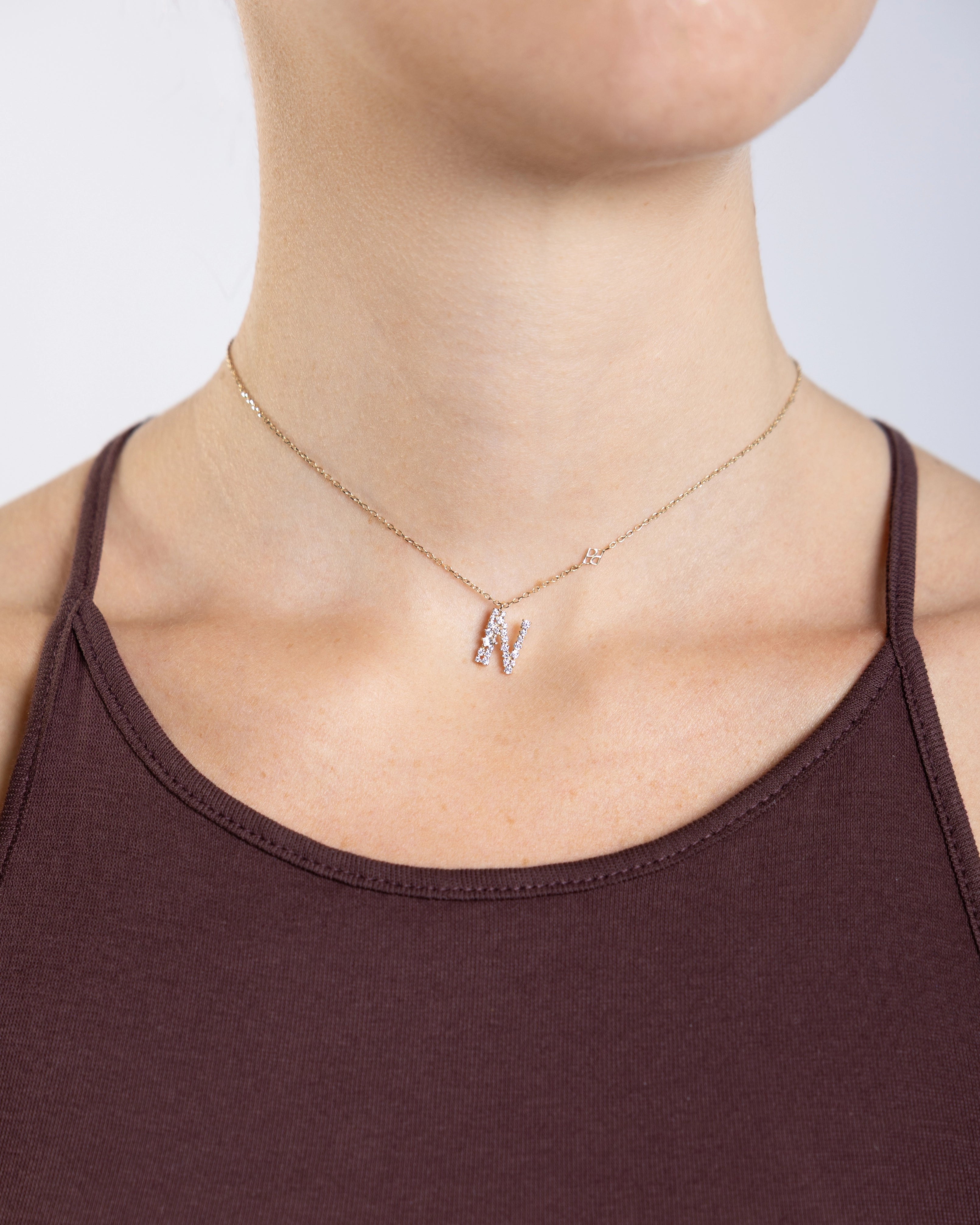 Collier Initiale N porté