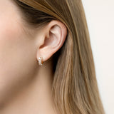 Boucles d'oreilles créoles Ophélie portées à l'oreille