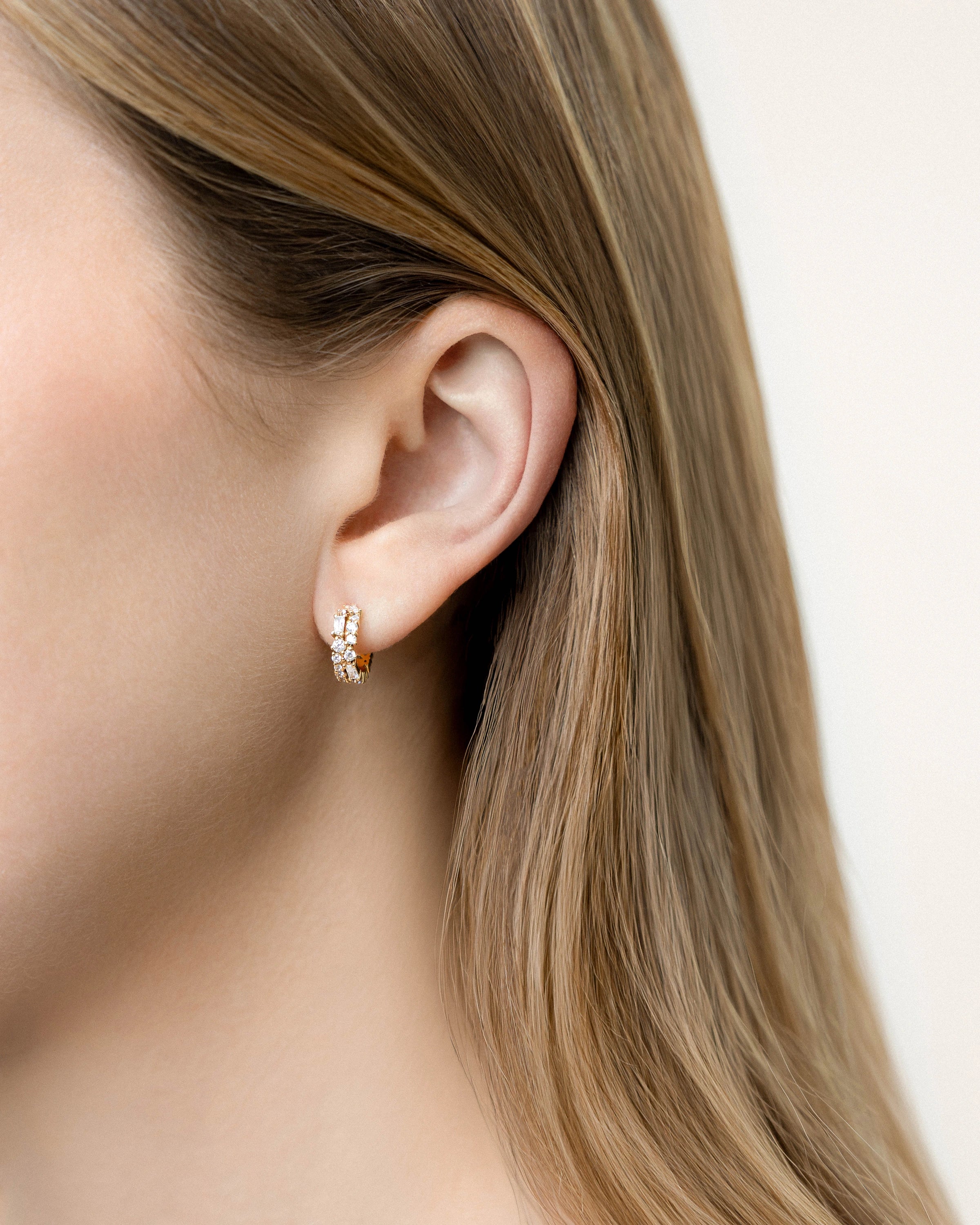 Boucles d'oreilles créoles Ophélie portées à l'oreille