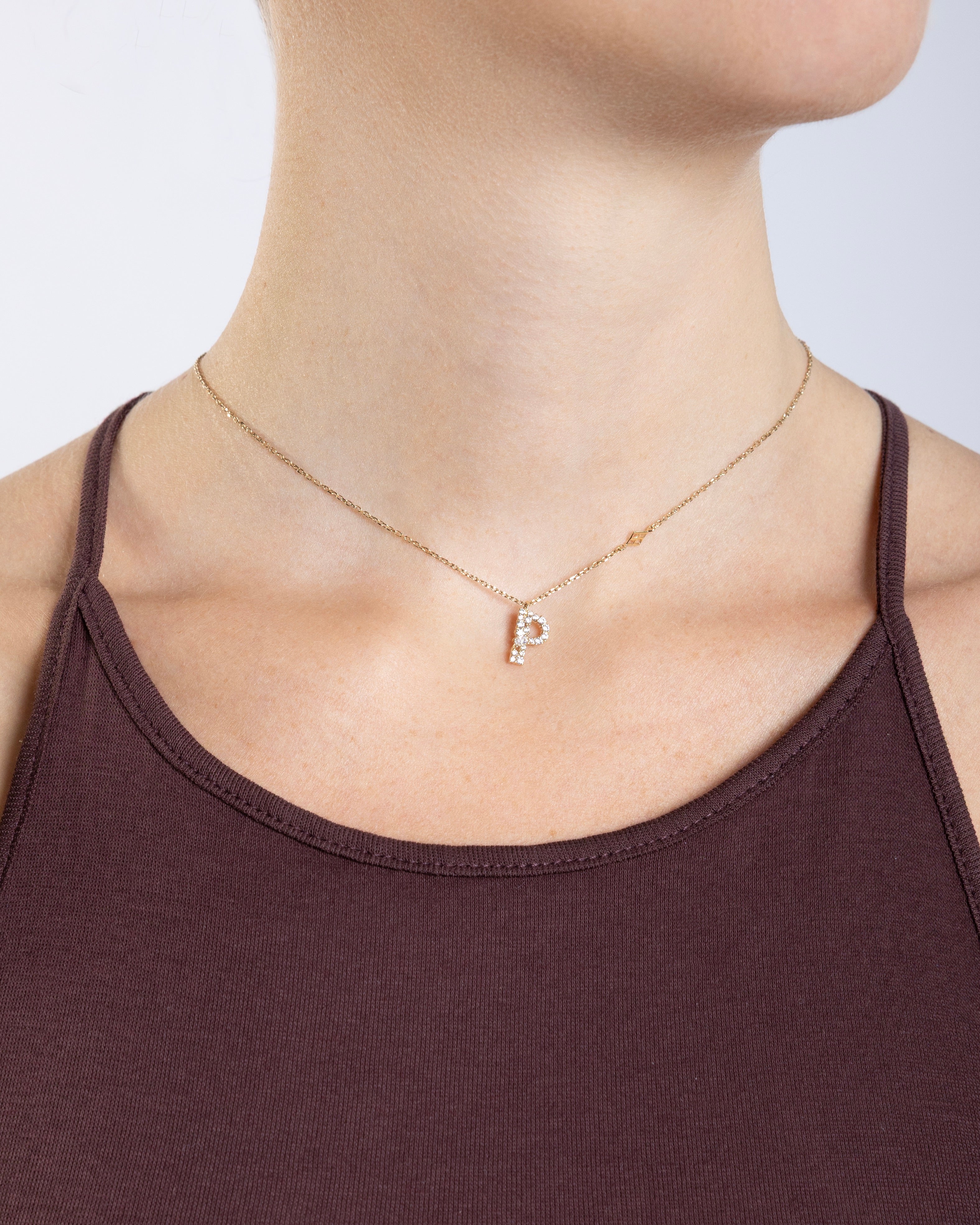 Collier Initiale P porté