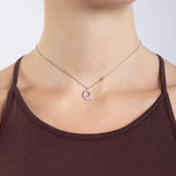 Collier Initiale Q porté