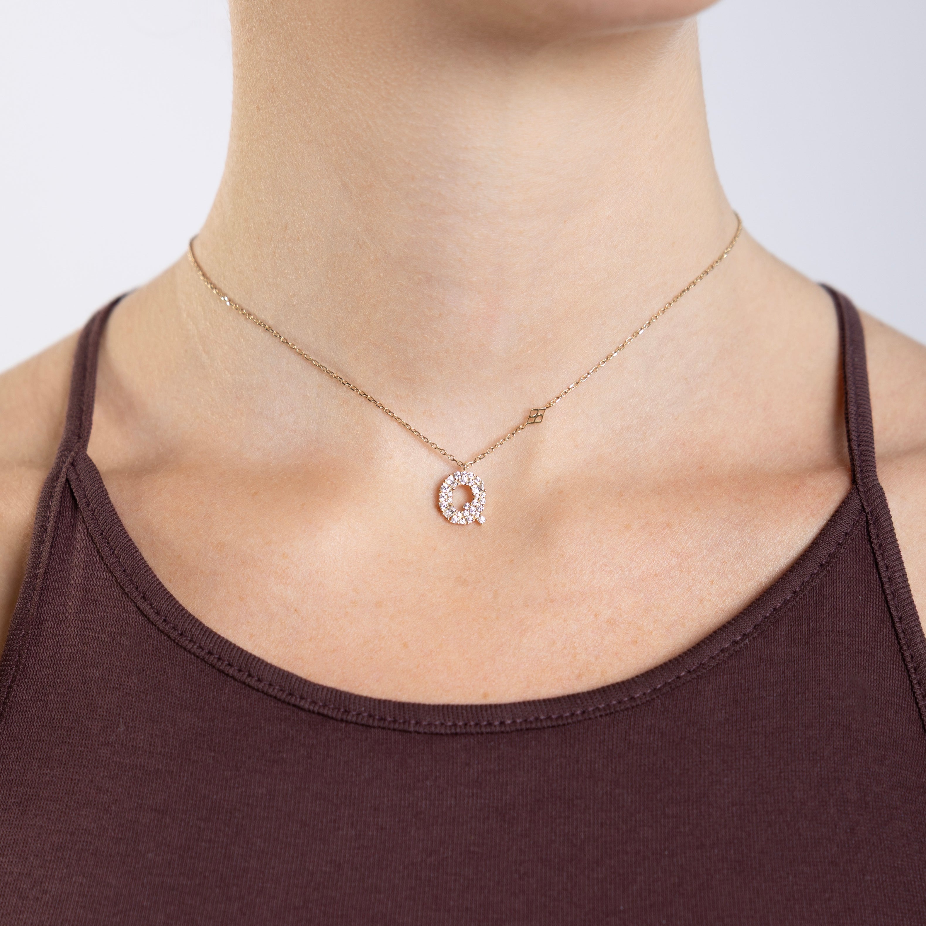 Collier Initiale Q porté
