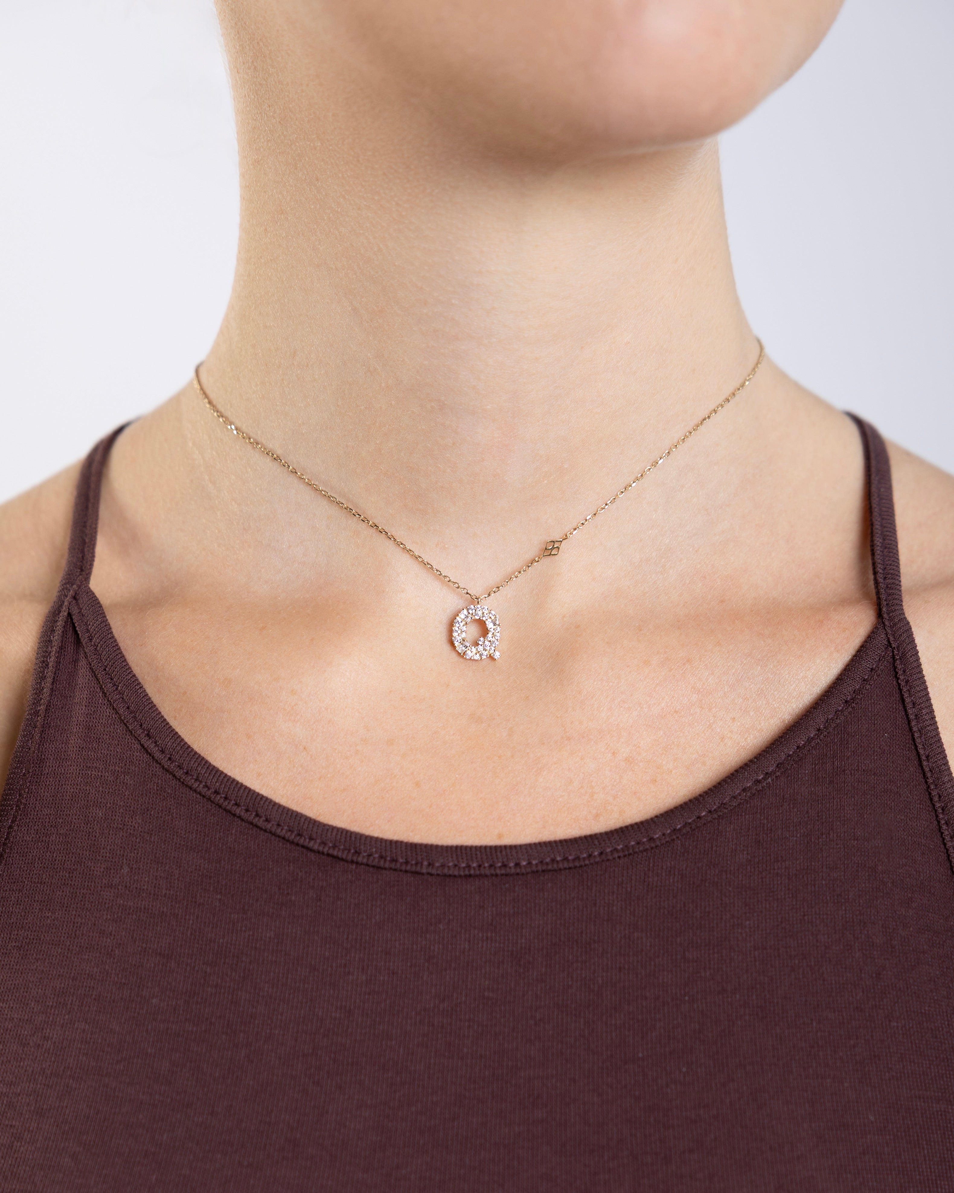 Collier Initiale Q porté
