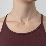 Collier Initiale R porté
