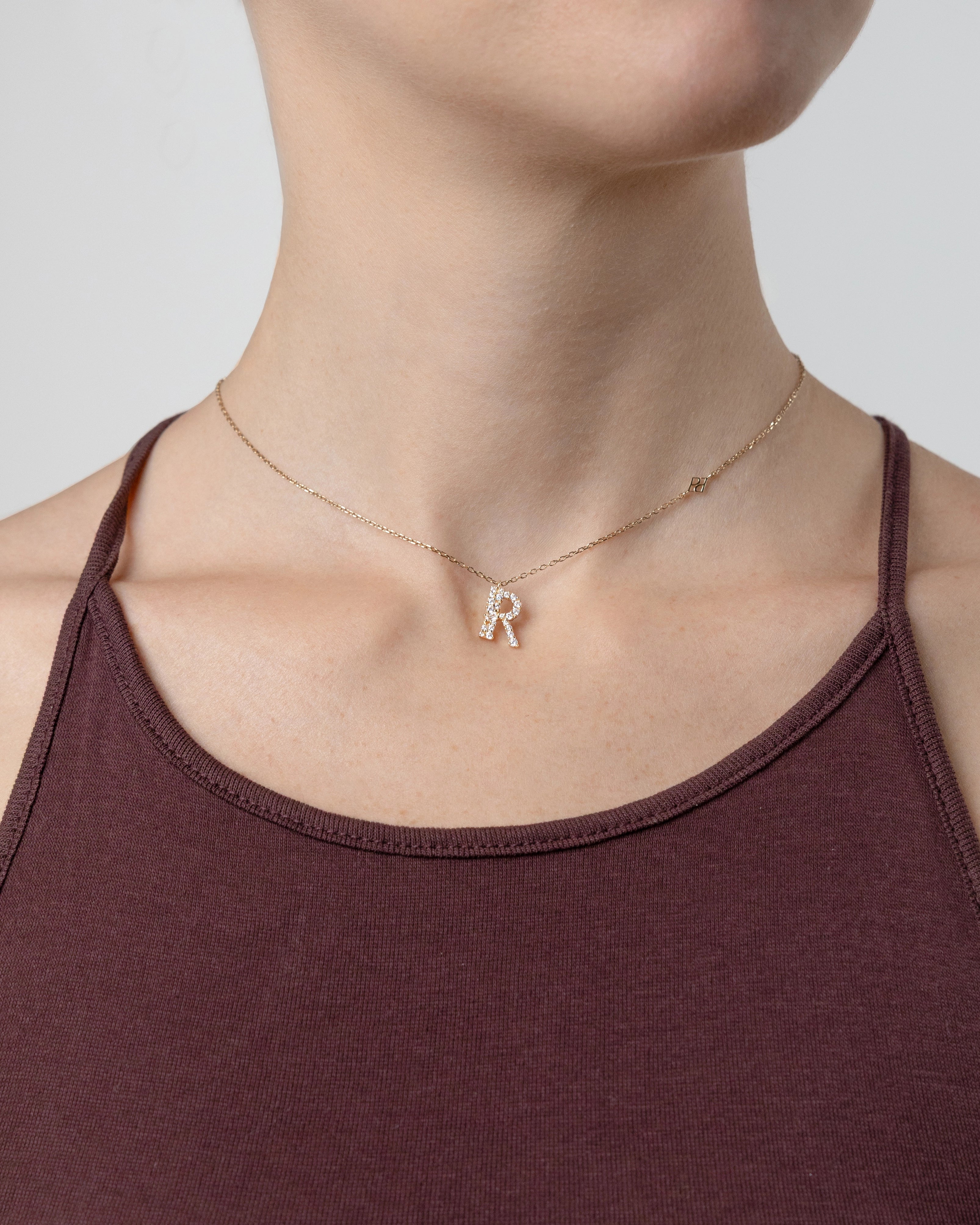 Collier Initiale R porté