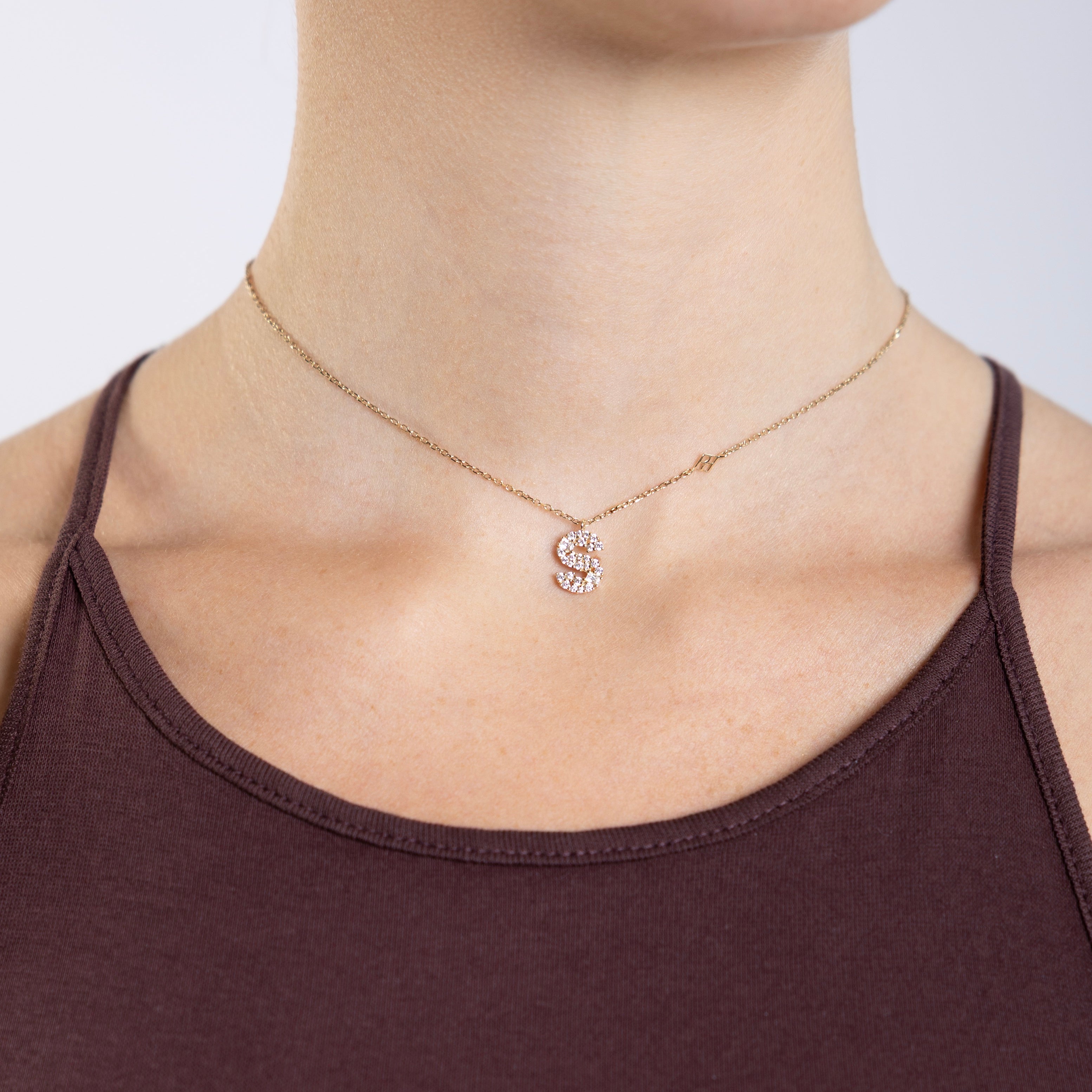 Collier Initiale S porté