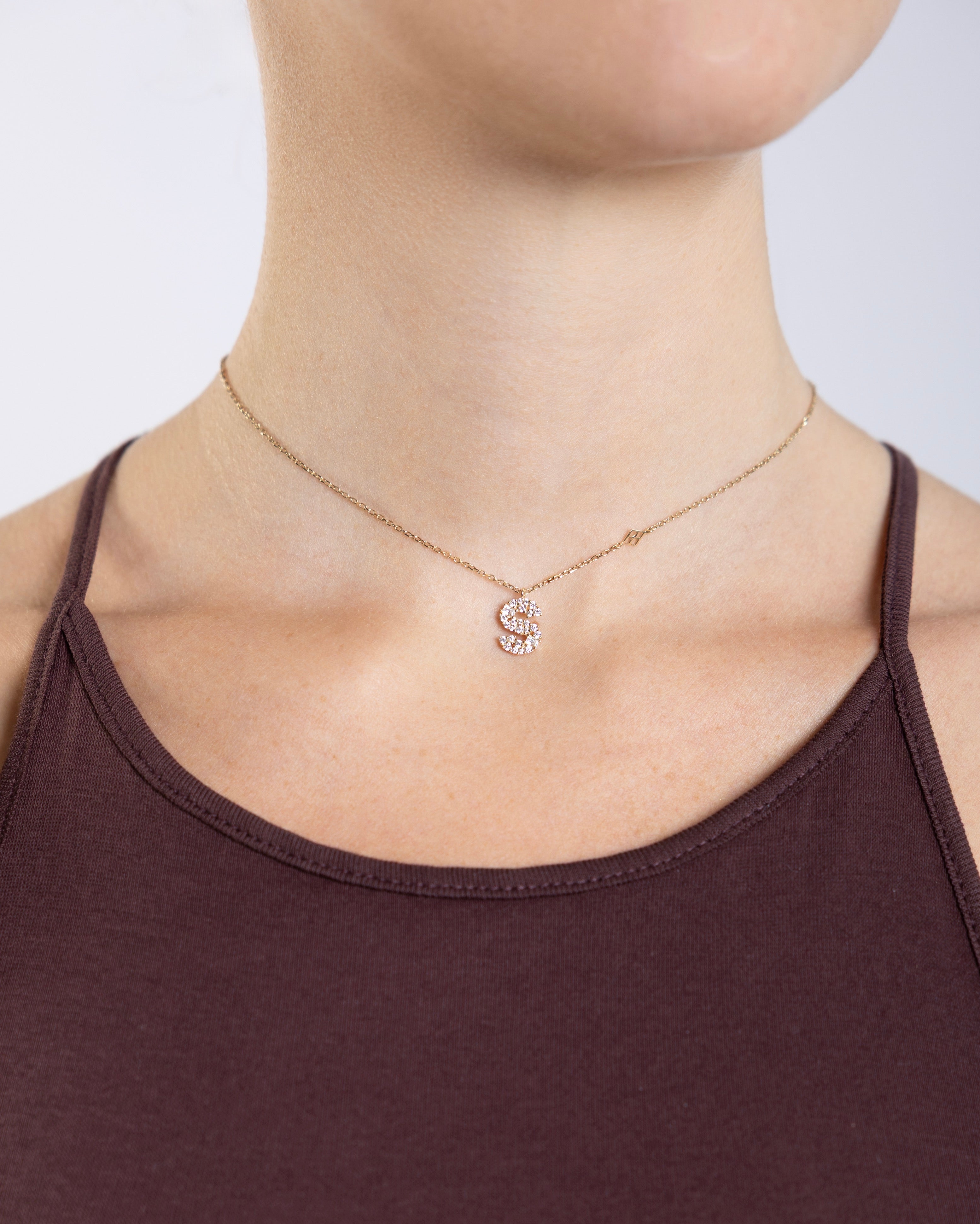 Collier Initiale S porté