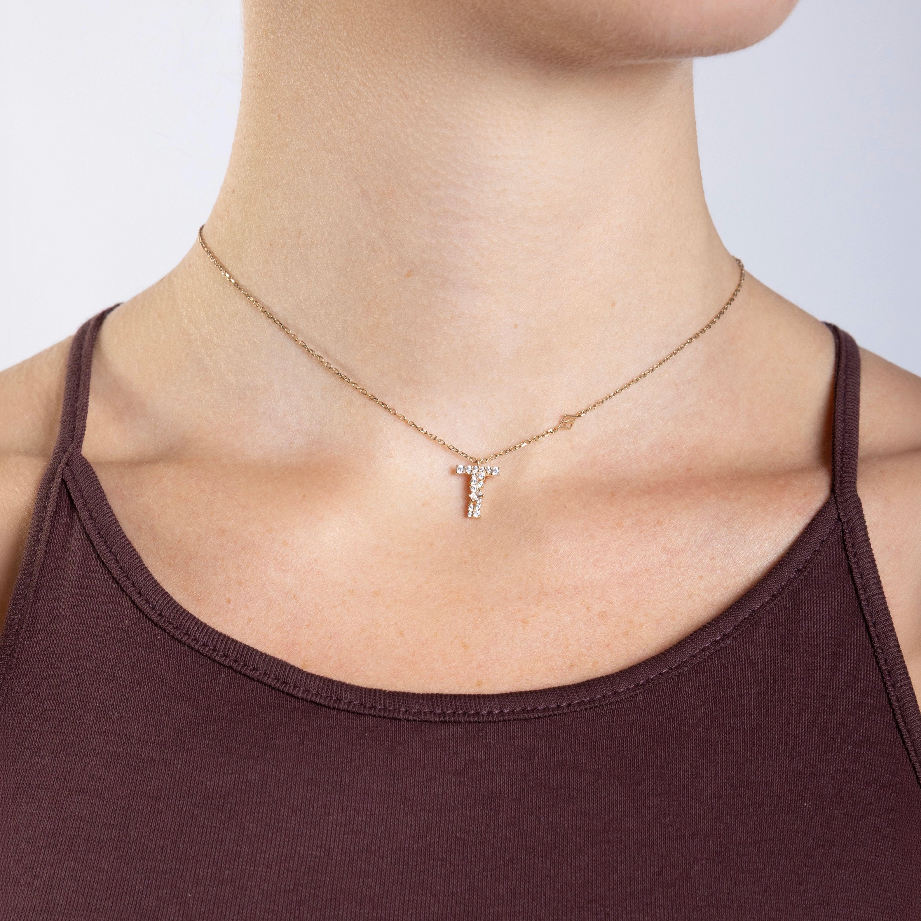 Collier Initiale T porté
