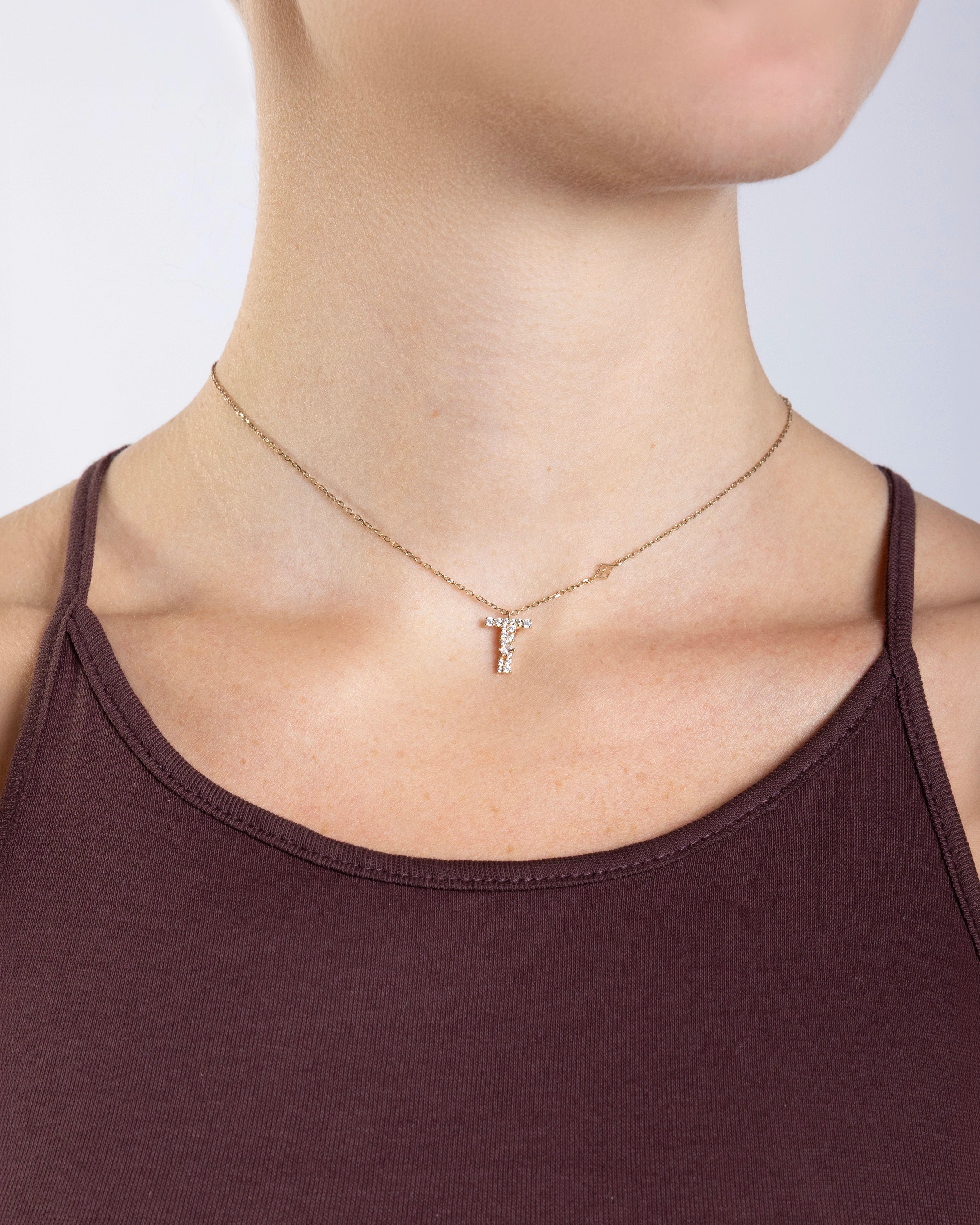 Collier Initiale T porté