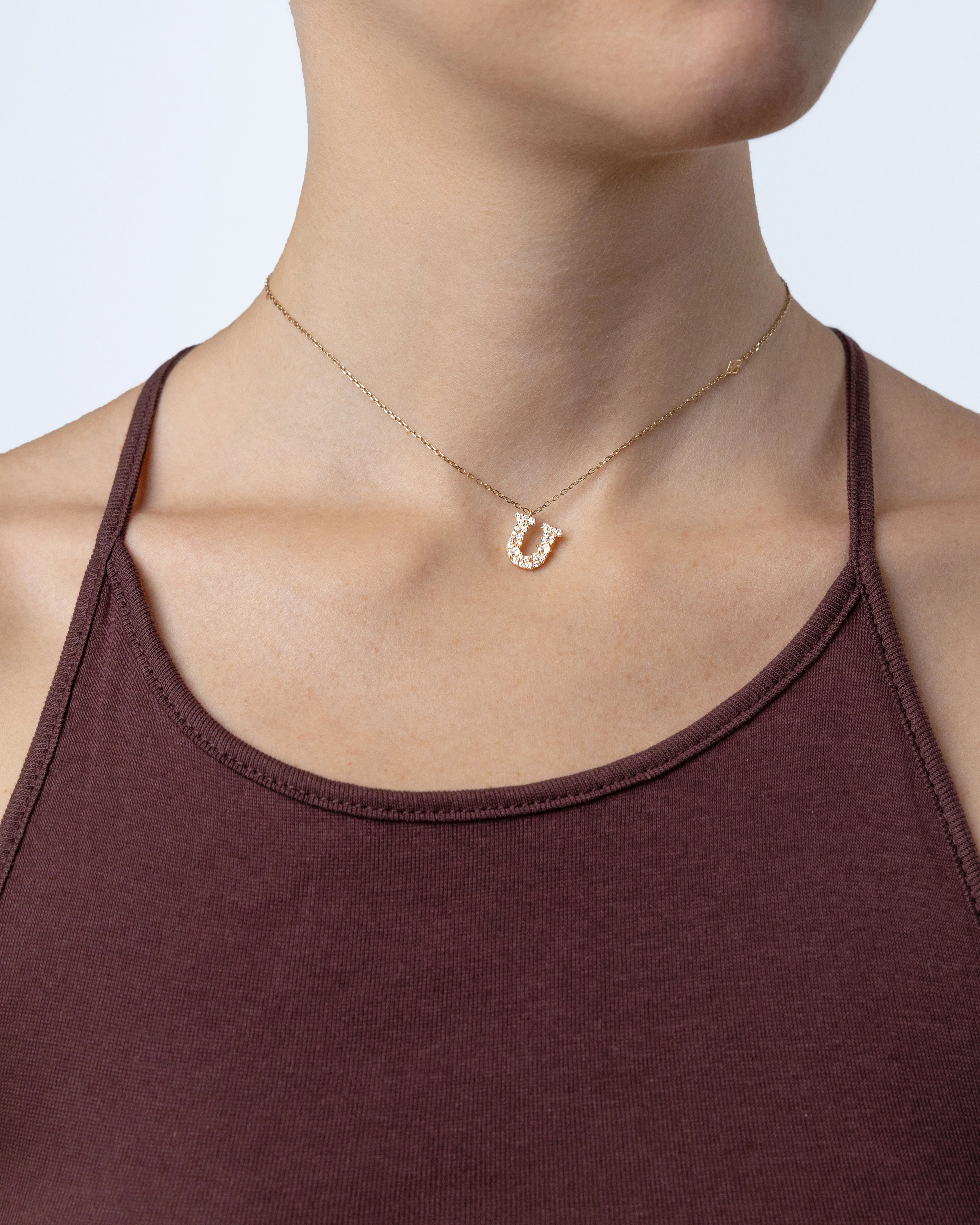 Collier Initiale U porté