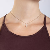Collier Initiale V porté