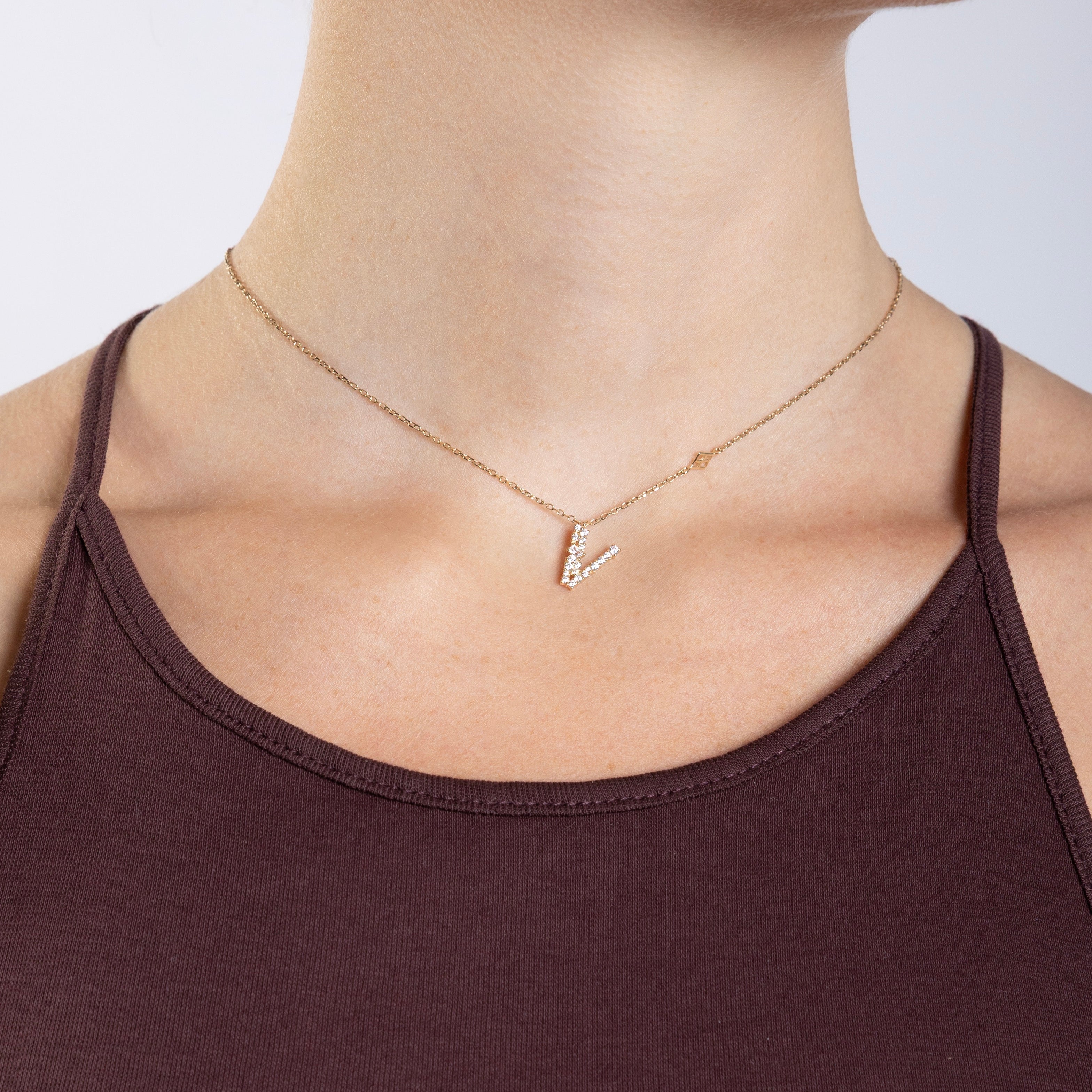 Collier Initiale V porté