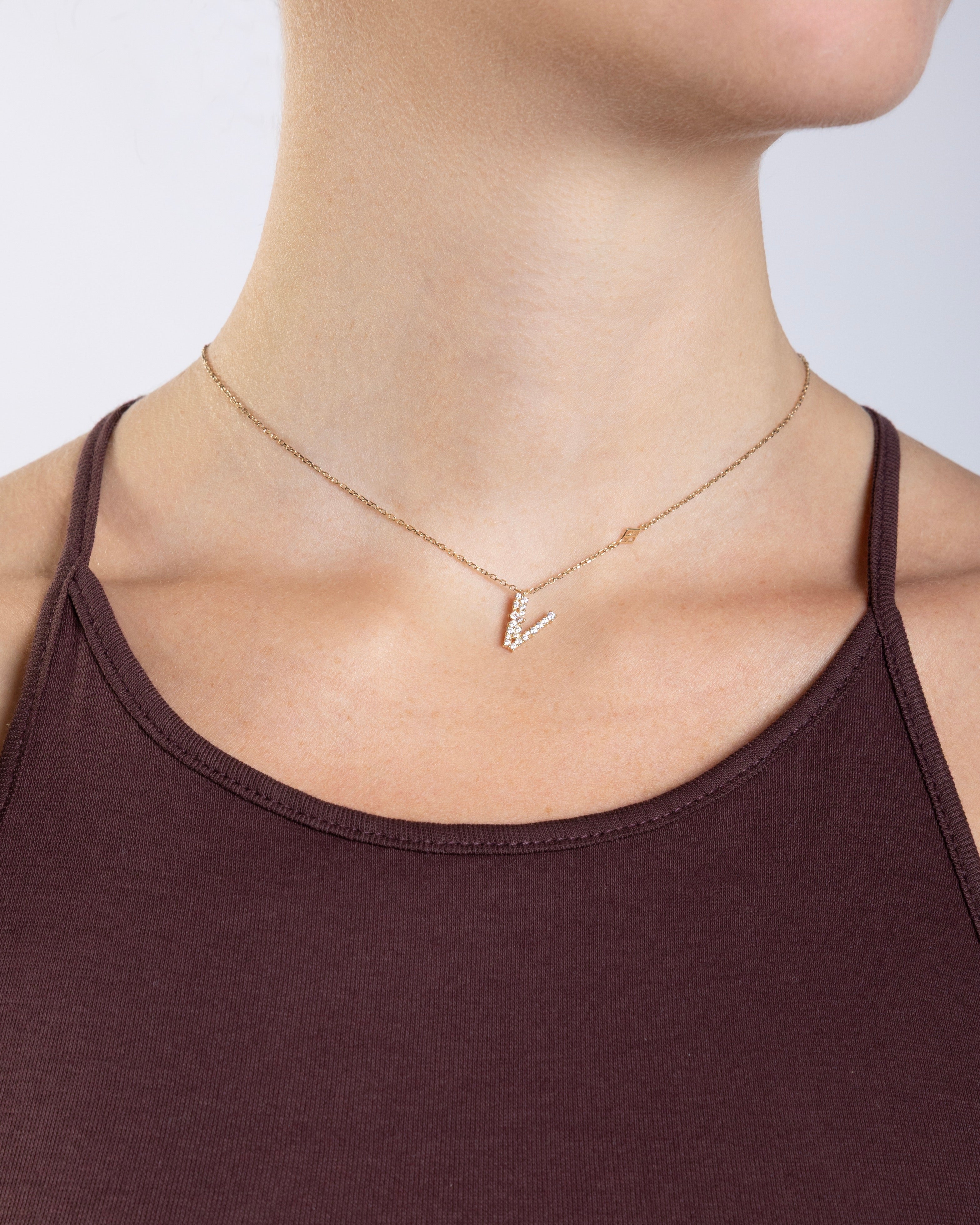 Collier Initiale V porté