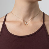 Collier Initiale W porté