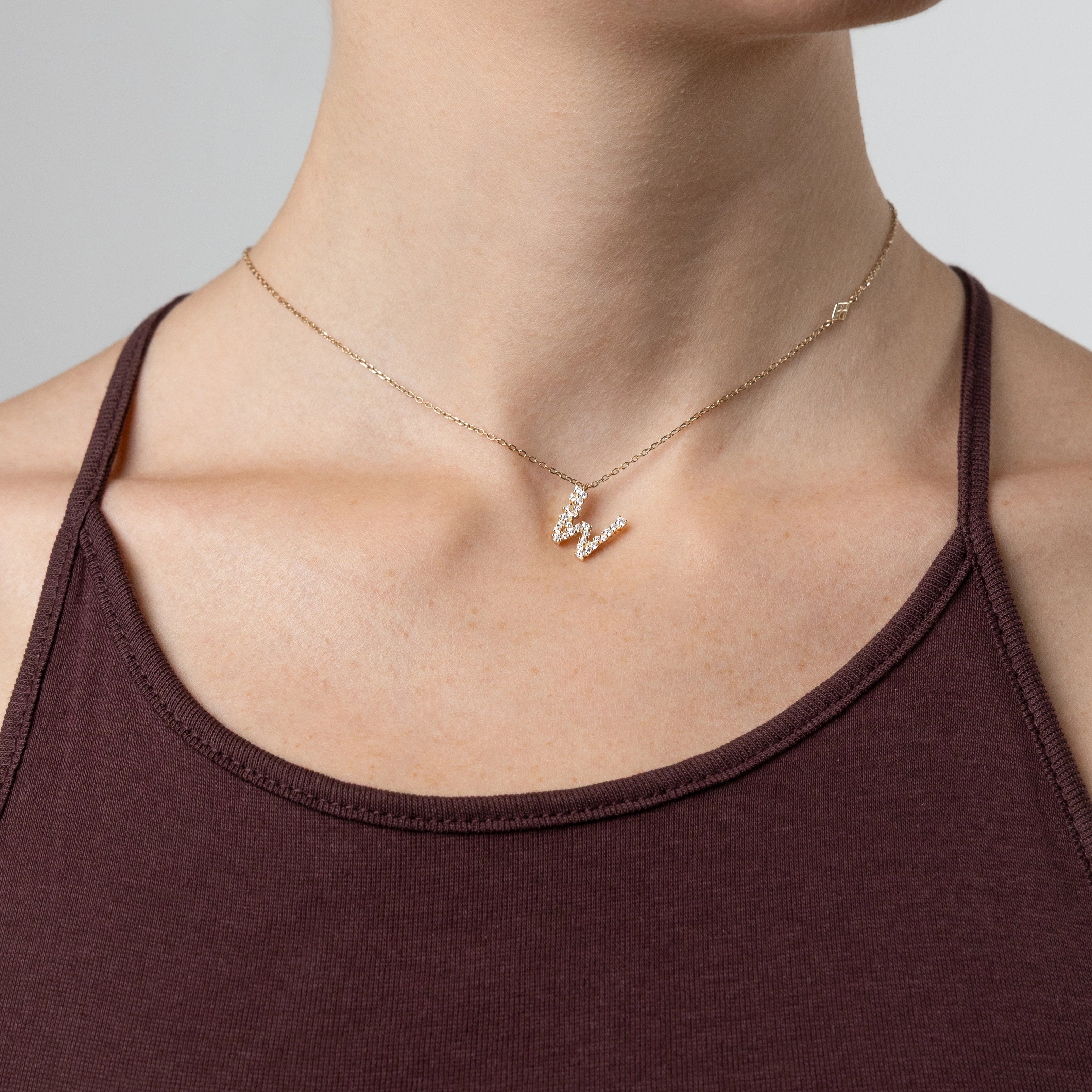 Collier Initiale W porté