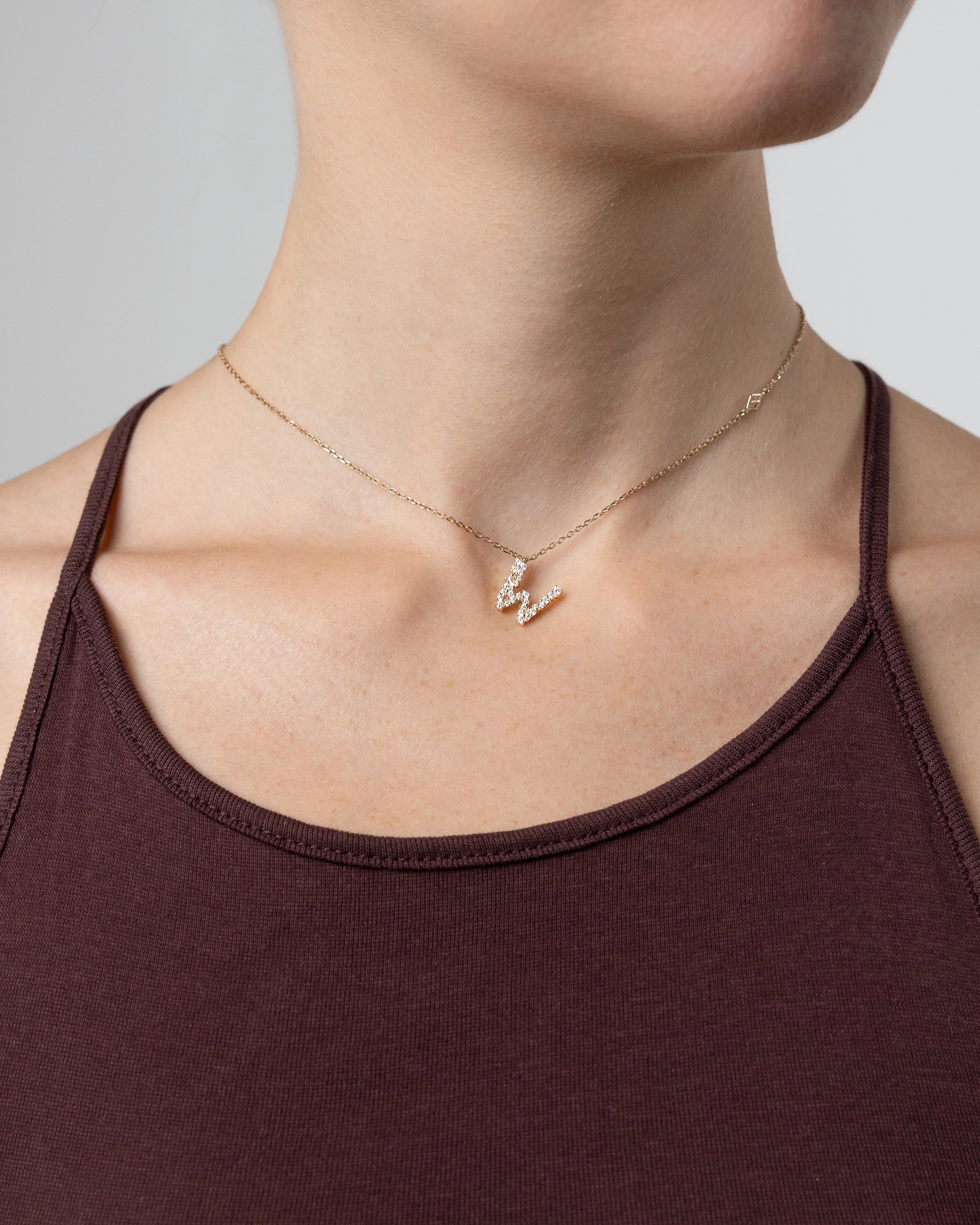 Collier Initiale W porté