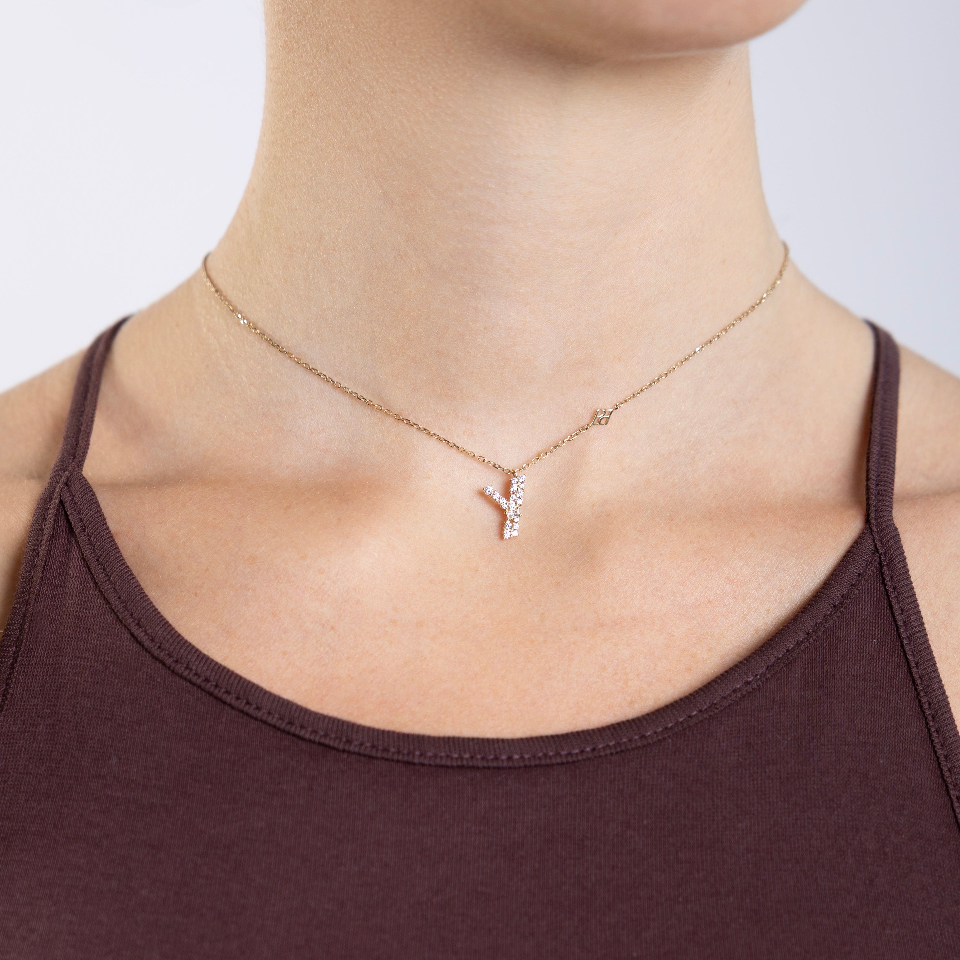 Collier Initiale Y porté